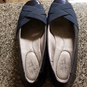 Navy Blue Size 9.5B Lifestride Dress Flats